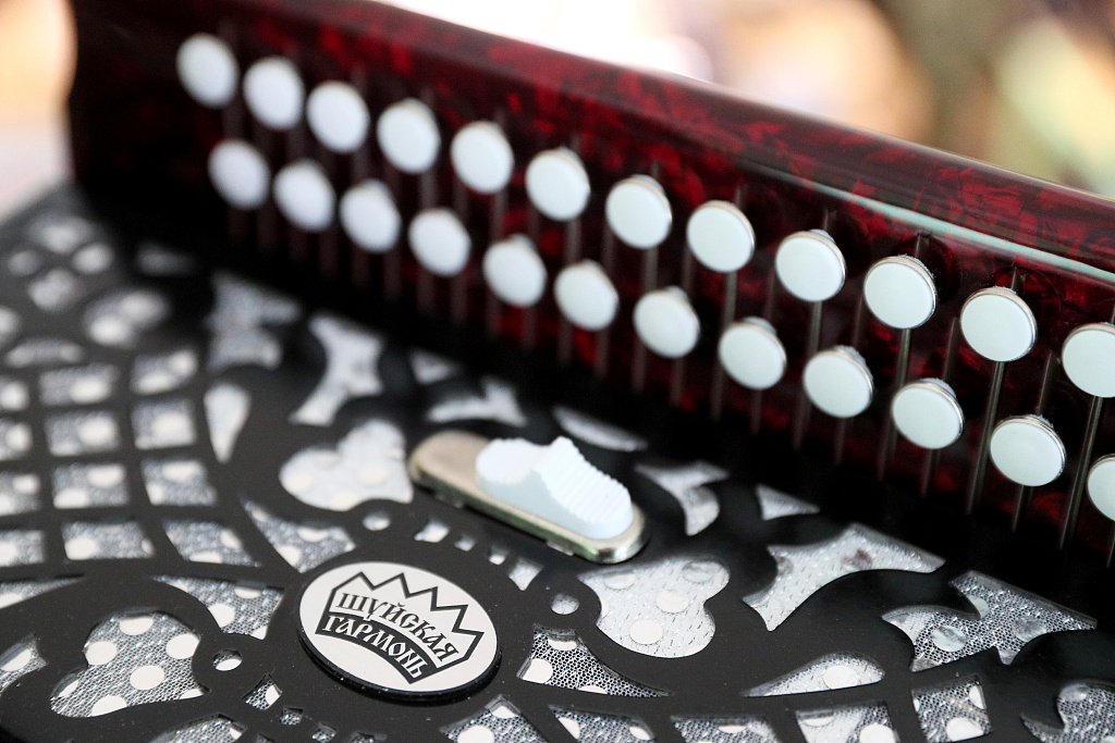 弦間木語 實(shí)拍俄羅斯古老樂器廠，聆聽工匠指尖傳承的百年回響